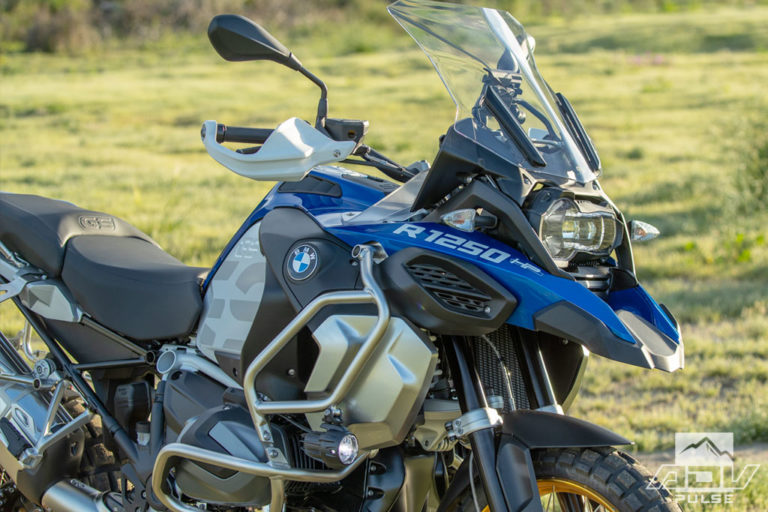 Repose-pieds Passager Réglable Pour BMW R1200GS / R1250GS (LC Et ADV) - En Aluminium Anodisé Argent - Réglage 360°, Diamètre 100 Mm - Améliore Le Confort Du Passager